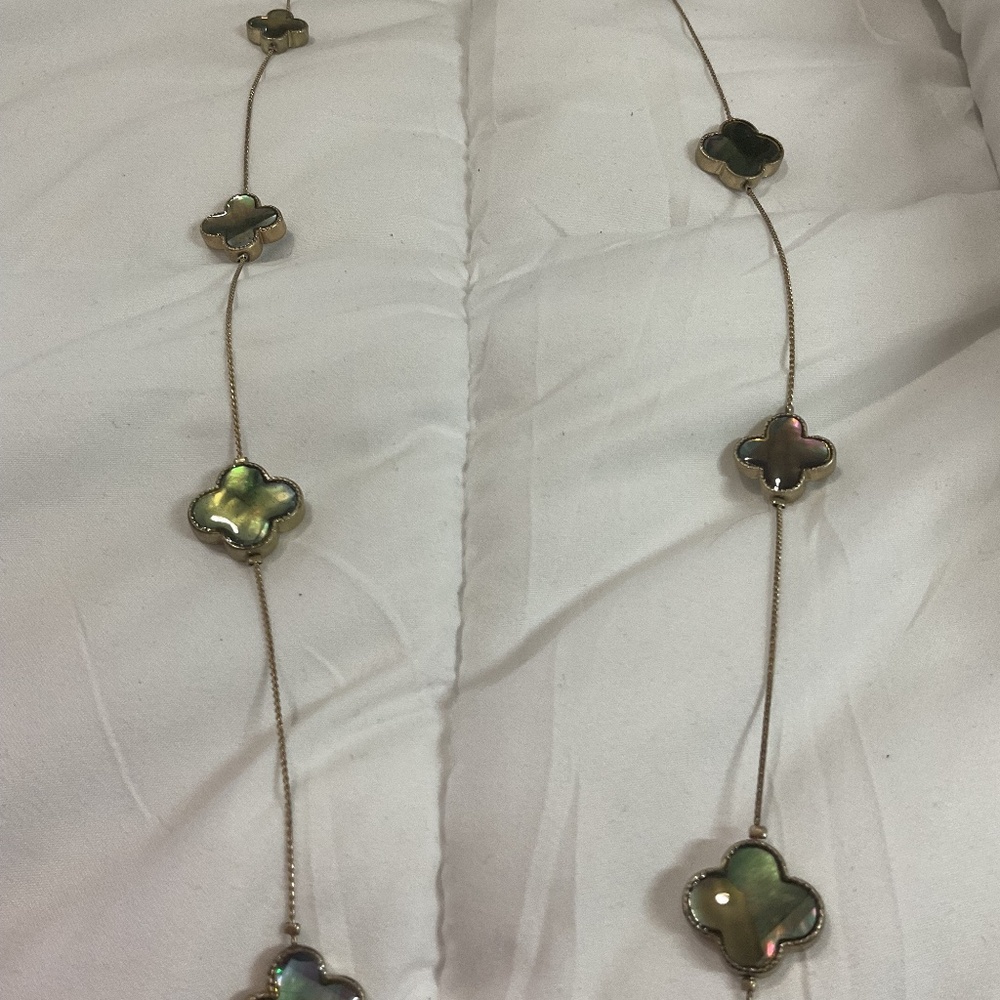 Four clover mother of pearl necklace